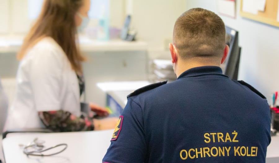 Pierwsi funkcjonariusze Straży Ochrony Kolei zaszczepieni przeciwko COVID-19 Pierwsi funkcjonariusze Straży Ochrony Kolei zaszczepieni przeciwko COVID-19