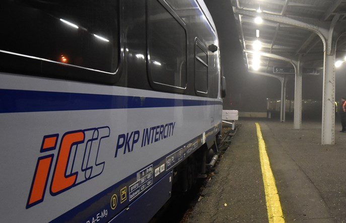 Koniec nocnych pociągów zestawionych z ezt. IC Karkonosze z lokomotywą i wagonami