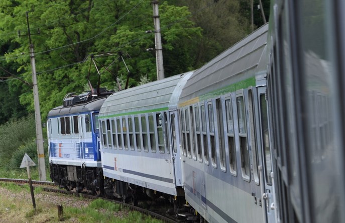 Dwa pociągi PKP Intercity na jednym torze pod Koszalinem