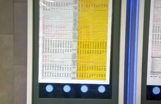 Warszawa Gdańska. Papierowe rozkłady jazdy naklejone na wyświetlacze