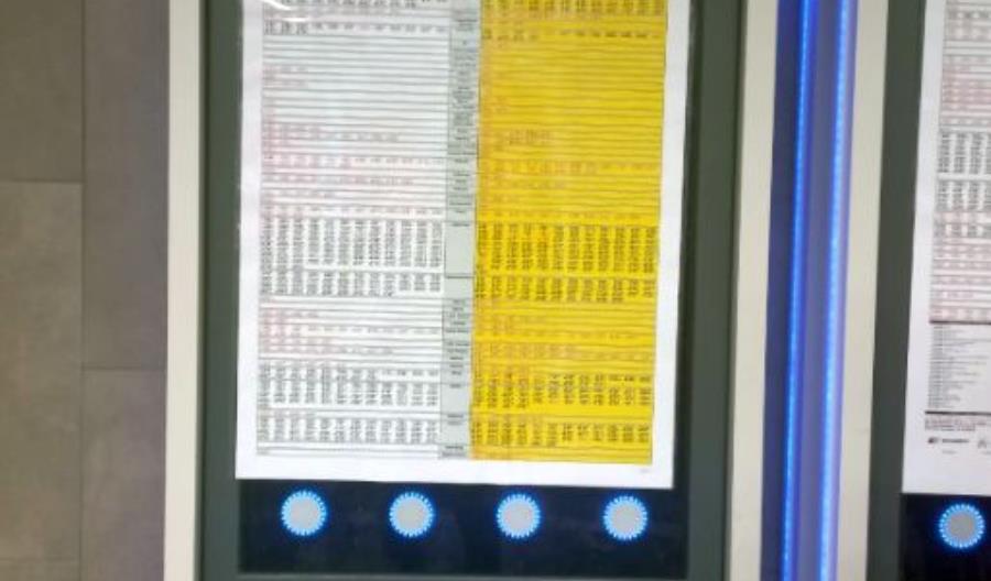 Warszawa Gdańska. Papierowe rozkłady jazdy naklejone na wyświetlacze Warszawa Gdańska. Papierowe rozkłady jazdy naklejone na wyświetlacze