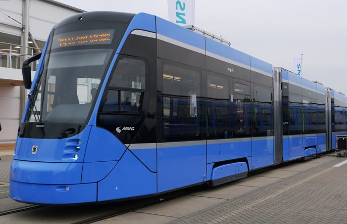 Smukłe niebieskie tramwaje dla Monachium