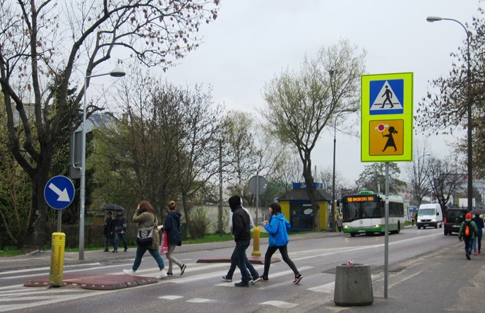 Kierowcy nie przepuszczają pieszych, choć uważają, że warto