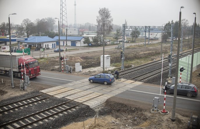 PLK budują w Łochowie bezkolizyjne przejazdy przez tory 