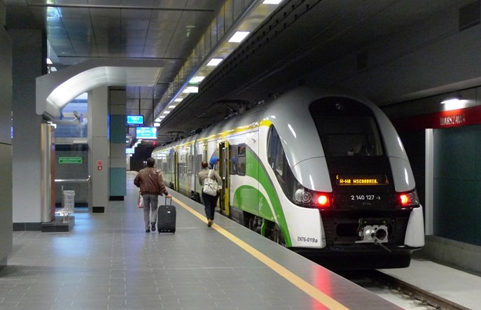 Warszawa: W pociągach KM na lotnisko zamontowano kasowniki