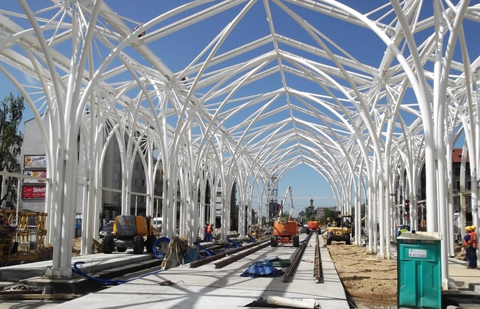 Łódź: Membrana nad przystankiem Piotrkowska Centrum. Z opóźnieniem
