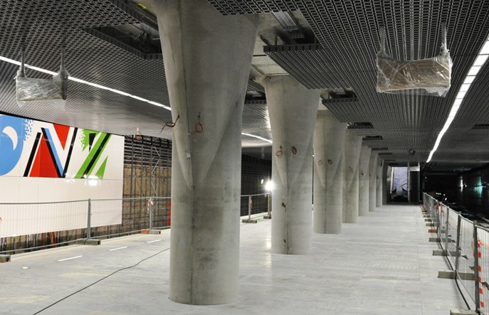 Metro: Rondo ONZ na finiszu - z kopułą, ścianami i kubikami