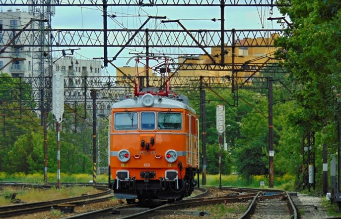 Pierwsza z lokomotyw EP08 wróciła do swoich historycznych barw [wideo]