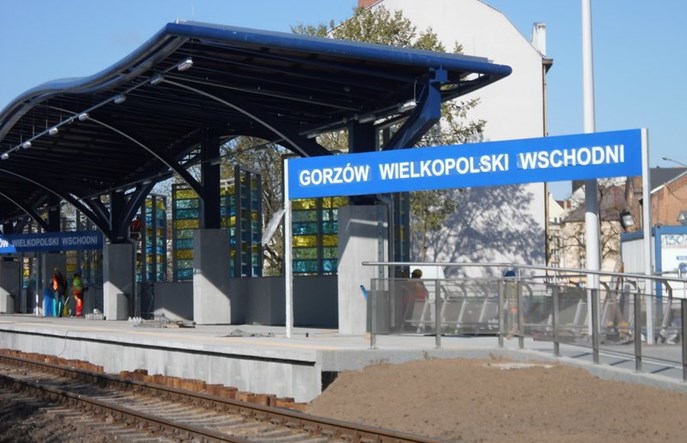 „Gorzów Wielkopolski Wschodni”. Napis tak długi, że musiał zawadzać pasażerom