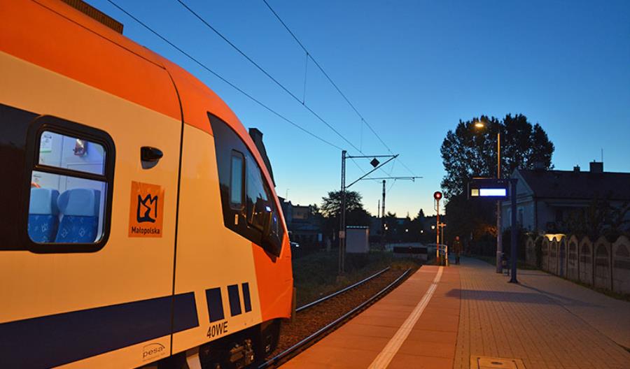 Sukces pociągów z Wieliczki na krakowskie lotnisko. „40% pasażerów to obcokrajowcy”