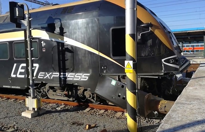 Nehoda Leo Expressu v České republice.  Flirtování narazilo na betonovou zeď