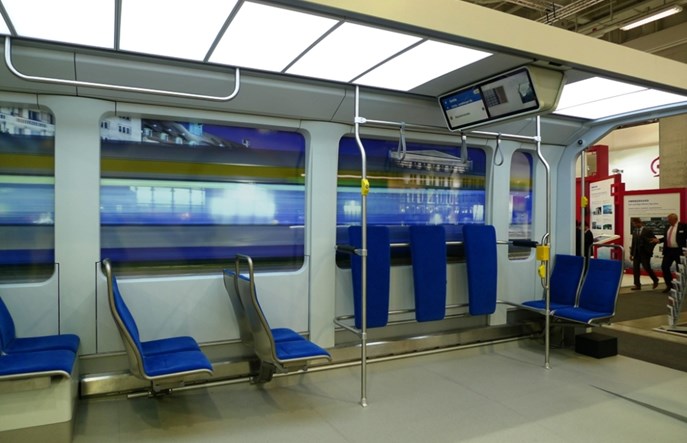 Solaris pokazuje wnętrze tramwaju dla Lipska. Oświetlenie zależne od pory roku