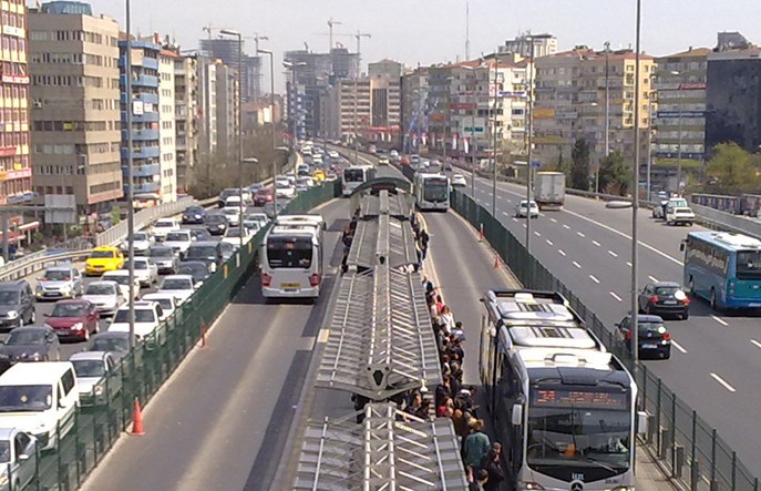 Jak zaoszczędzić jeden miesiąc w roku? Przesiądź się do Bus Rapid Transit