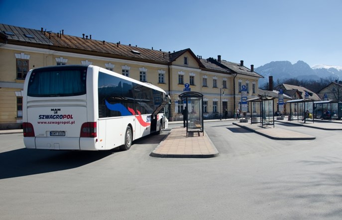 Zakopane. Dworzec autobusowy przeszedł przez ulicę