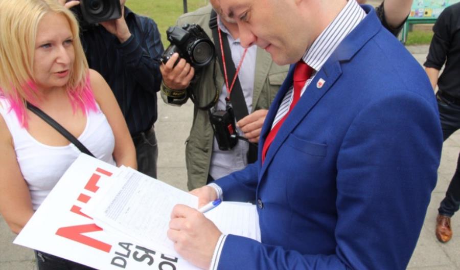 Aktywistka ze Słupska z zarzutami za prokolejową pikietę Aktywistka ze Słupska z zarzutami za prokolejową pikietę