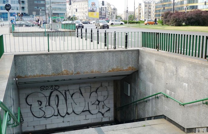 Warszawa: Niepotrzebne przejścia podziemne. Szkoda zasypywać, szkoda utrzymywać