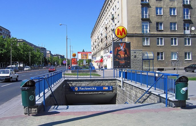 Wejścia na siedmiu kolejnych stacjach metra do naprawy