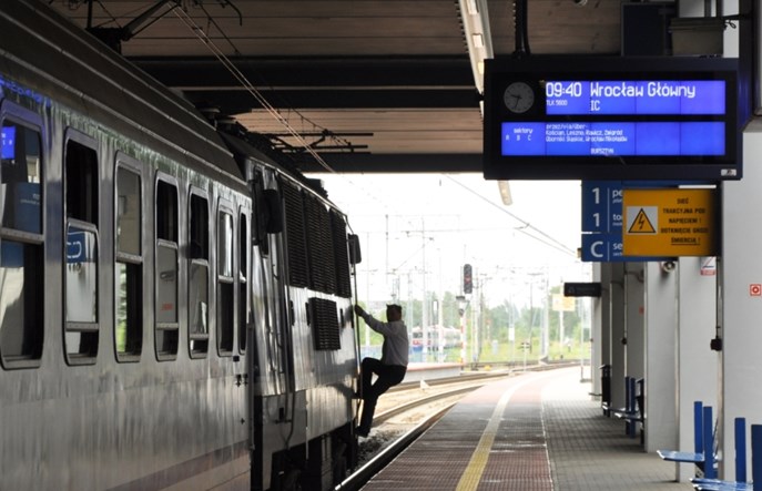 Co z projektem budowy kolejowego systemu informacji pasażerskiej?