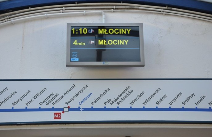 Metro: Więcej ekranów na starszych stacjach. Jest wykonawca