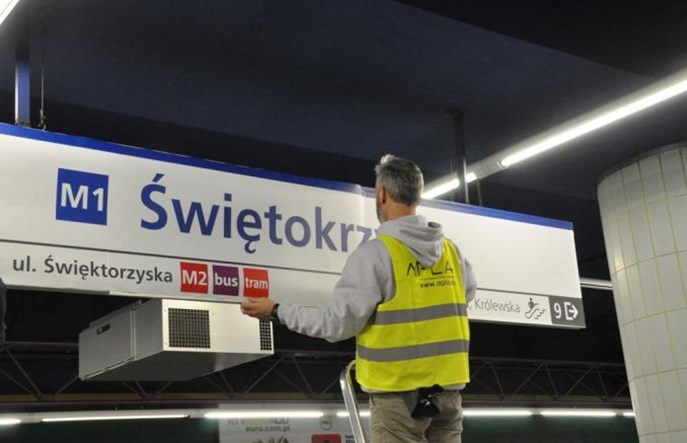 ZTM wymieni z opóźnieniem oznaczenia w metrze. Częściowo