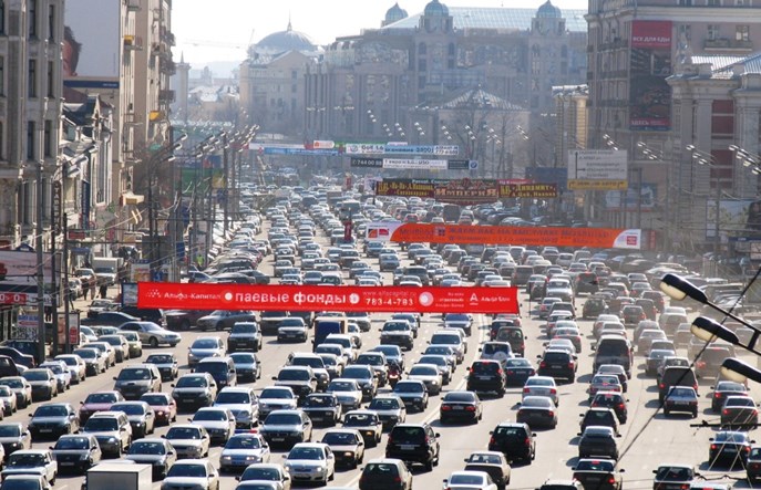 Moskwa walczy z korkami niższą prędkością