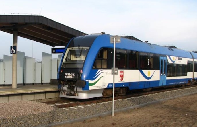 Tanieją bilety kolejowe na lotnisko w Szymanach i do Olsztynka