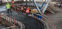 Kładka dla pieszych i rowerów pod mostem Łazienkowskim. Betonowanie zjazdów