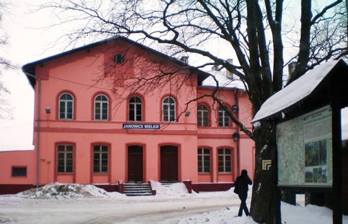 Dworzec w Janowicach Wielkich do dalszego remontu