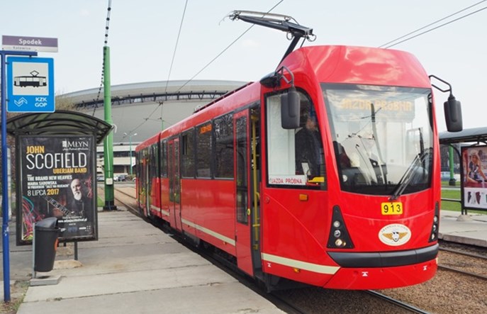 Zmodernizowany Wawrzek na torach z pasażerami