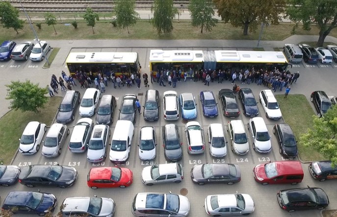 Ile samochodów w autobusie? Efektywna warszawska komunikacja 