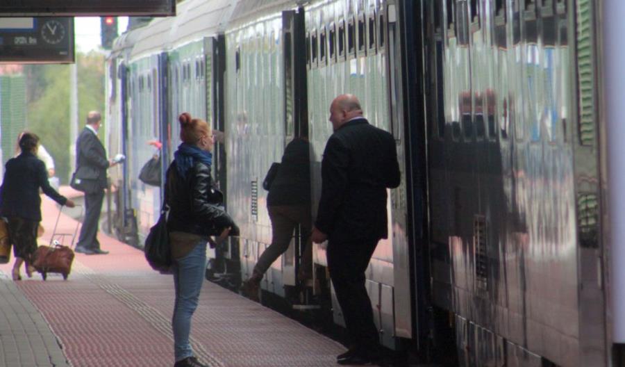 Maszynista pominął stację Brzeg. Skład zatrzymał się dopiero w Łosiowie Maszynista pominął stację Brzeg. Skład zatrzymał się dopiero w Łosiowie