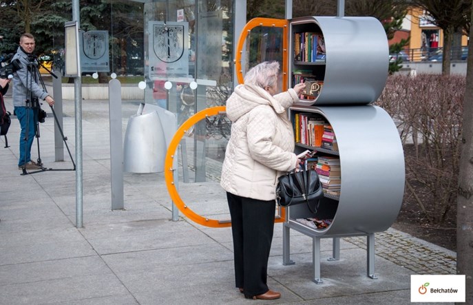 Bełchatów. Przystanki autobusowe stały się bibliotekami