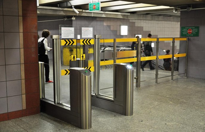 Metro: Testują szerszą bramkę na Politechnice. Będą kolejne?