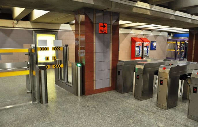 Nowa bramka uszczelnia system biletowy. Więcej pasażerów w metrze