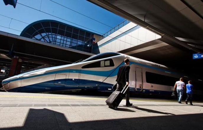 Pasażerowie wracają do kolei