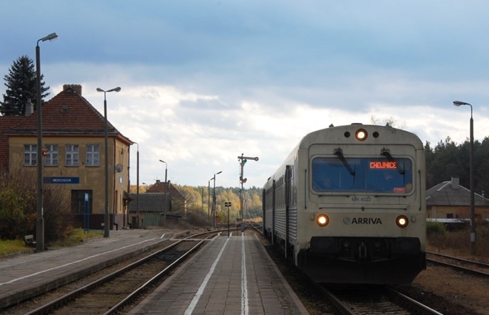 Dyżurny ruchu w Serocku zatrzymał radio-stopem jadące na siebie pociągi