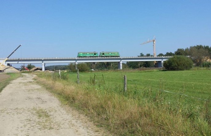 Pierwsze lokomotywy na nowym moście nad Nysą Łużycką