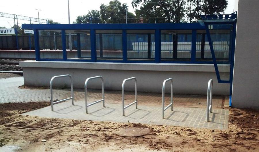 PLK montuje stojaki na 300 stacjach i przystankach 