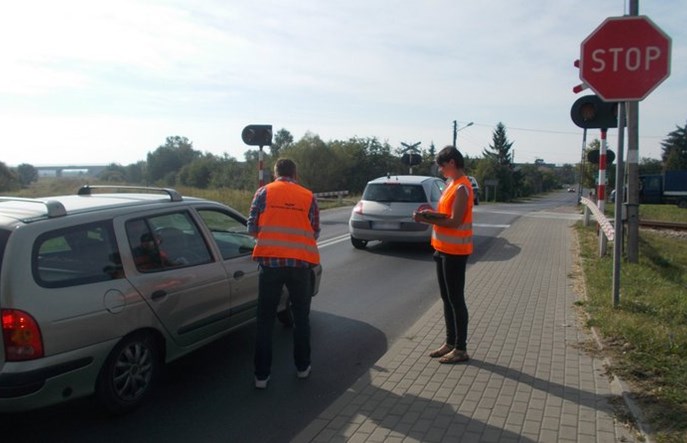 Dodatkowe wakacyjne kontrole kierowców na przejazdach