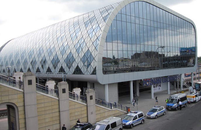 Poznań: Absurd przy nowym Dworcu Głównym. Piesi na torach tramwajowych