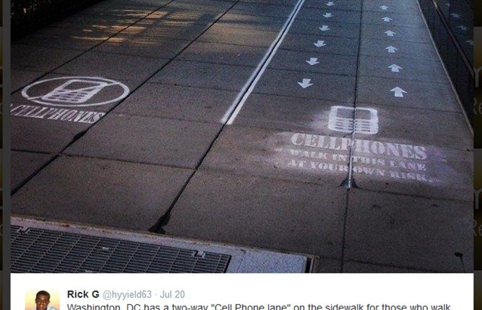 Chiny. Chodnik tylko dla posiadaczy smartfonów