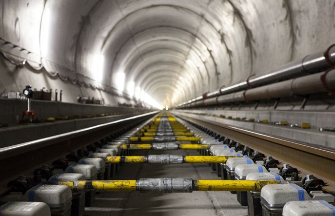 Ruszyły testy pociągów towarowych w najdłuższym na świecie tunelu kolejowym