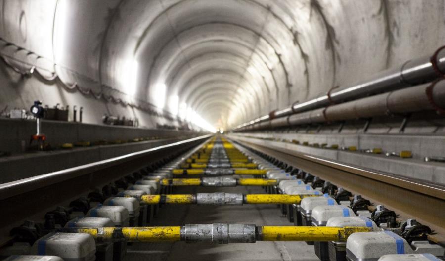 Ruszyły testy pociągów towarowych w najdłuższym na świecie tunelu kolejowym