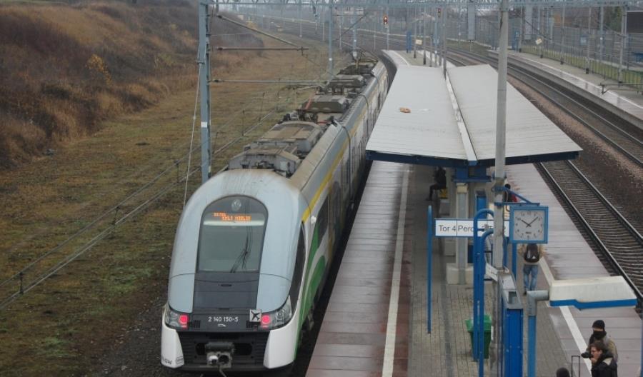 W 2016 z KM na lotnisko w Modlinie pojechało pół miliona pasażerów W 2016 z KM na lotnisko w Modlinie pojechało pół miliona pasażerów