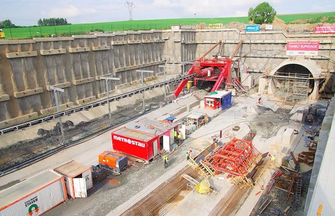 Zakończono drążenie najdłuższego tunelu kolejowego w Czechach
