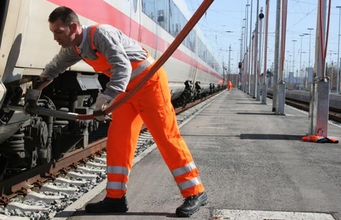 Koleje Mazowieckie z nowoczesnym sprzętem do utrzymania ezt w Sochaczewie