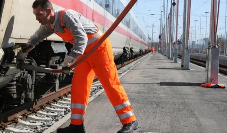 Koleje Mazowieckie z nowoczesnym sprzętem do utrzymania ezt w Sochaczewie Koleje Mazowieckie z nowoczesnym sprzętem do utrzymania ezt w Sochaczewie