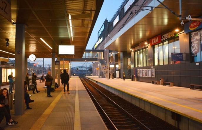 Gdańsk Wrzeszcz z „prywatnym” peronem SKM. Wyjście z dwóch stron