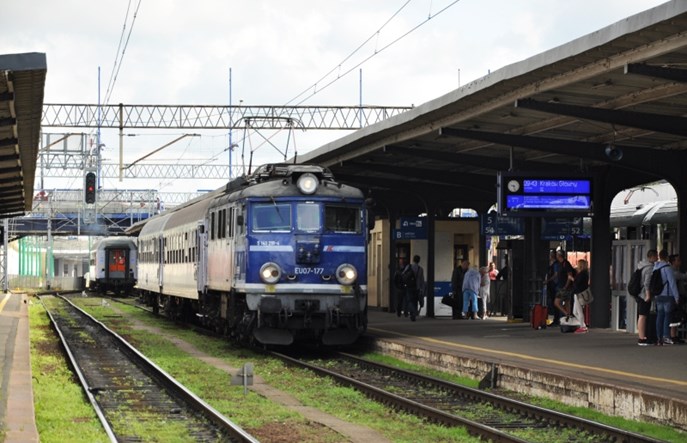 KŚ, KW i PKP Intercity dyskutują z PLK na temat umów. Na razie pomógł UTK