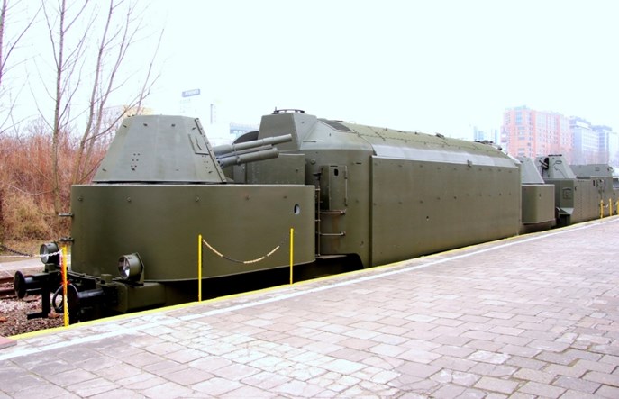 Zwiedzanie jedynego składu pociągu pancernego w Polsce